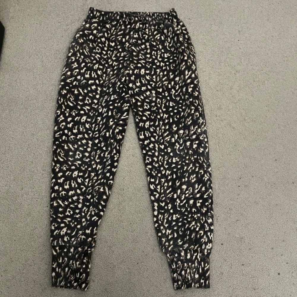 Cleobella 100% organic cotton fleece leopard animal print jogger pants & pockets